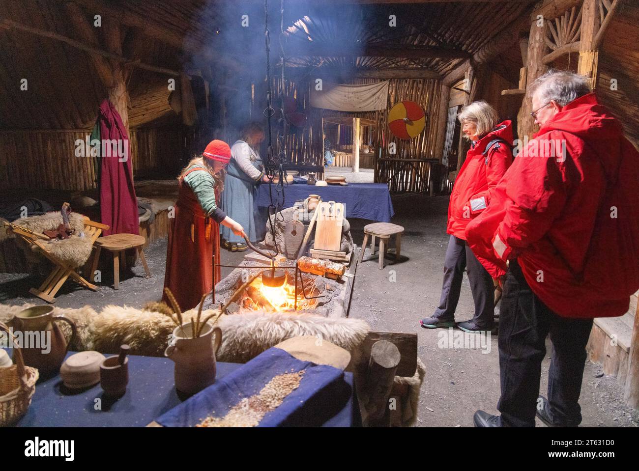 L'anse aux Meadows Terre-Neuve Canada ; site de l'ancienne colonie nordique/viking, les touristes regardant la reconstruction intérieure du style de vie culinaire. Banque D'Images