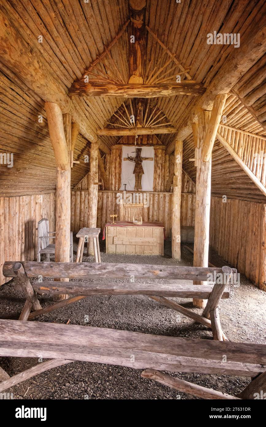 Reconstruction de l'intérieur de l'église viking au lieu historique de l'anse aux Meadows ; établissement nordique/viking du 11e siècle, Terre-Neuve-et-Labrador, Canada. Banque D'Images