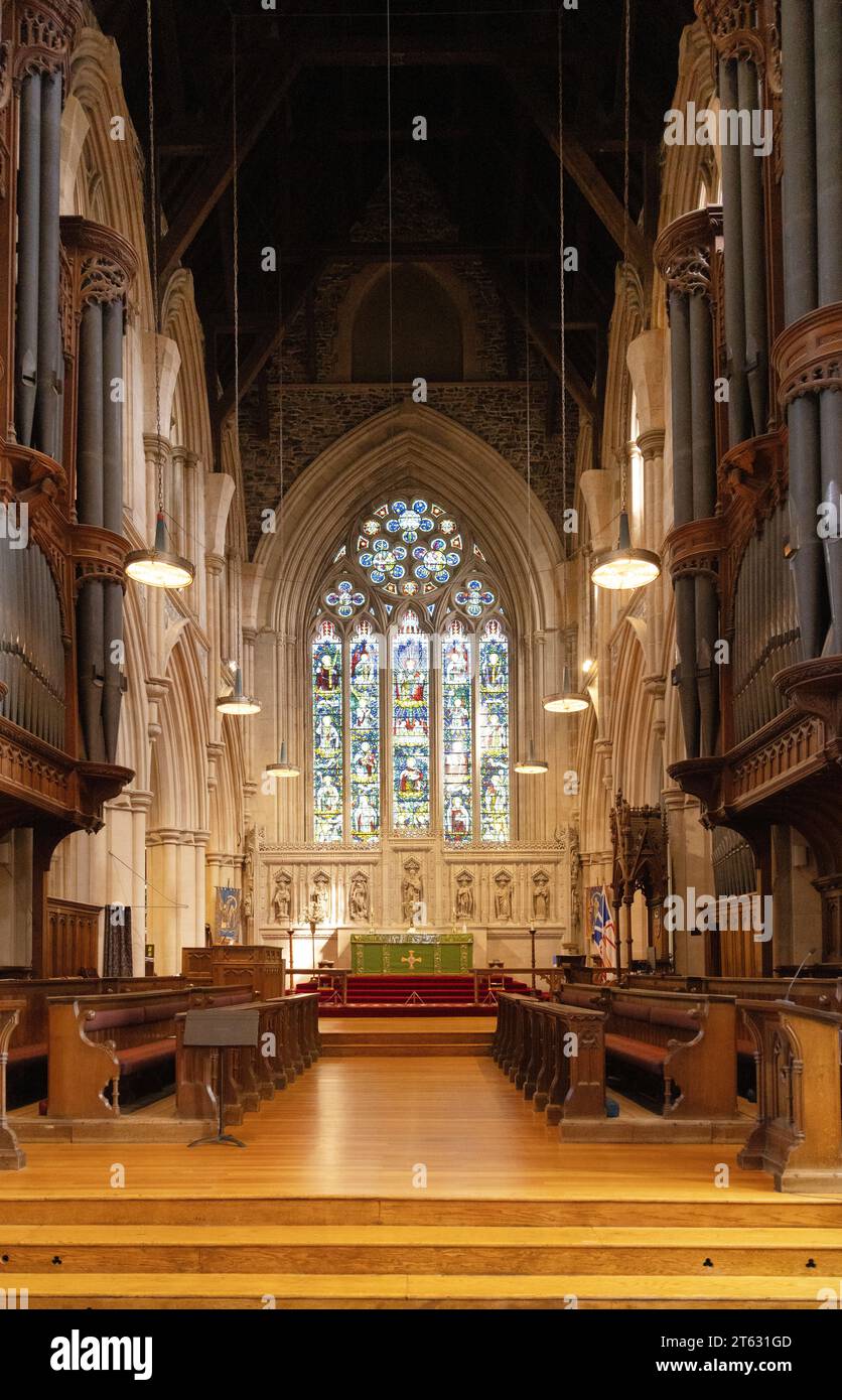 Cathédrale anglicane de Jean-Baptiste, intérieur montrant la nef, l'autel et le vitrail de l'église ; donnés Johns, Terre-Neuve Canada Banque D'Images