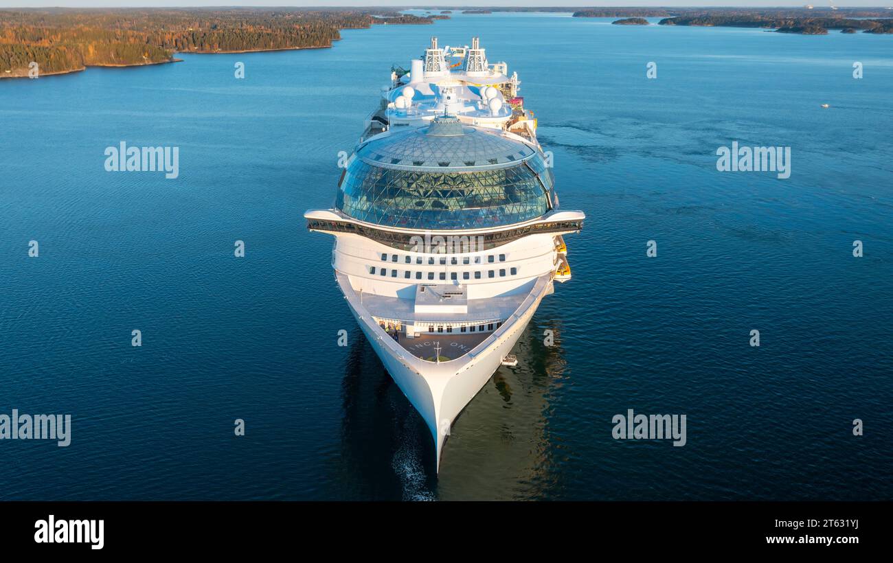 Le plus grand navire de croisière ICÔNE DES MERS au monde lors de deuxièmes essais en mer dans l'archipel finlandais. Vue aérienne en ligne droite à haute altitude Banque D'Images