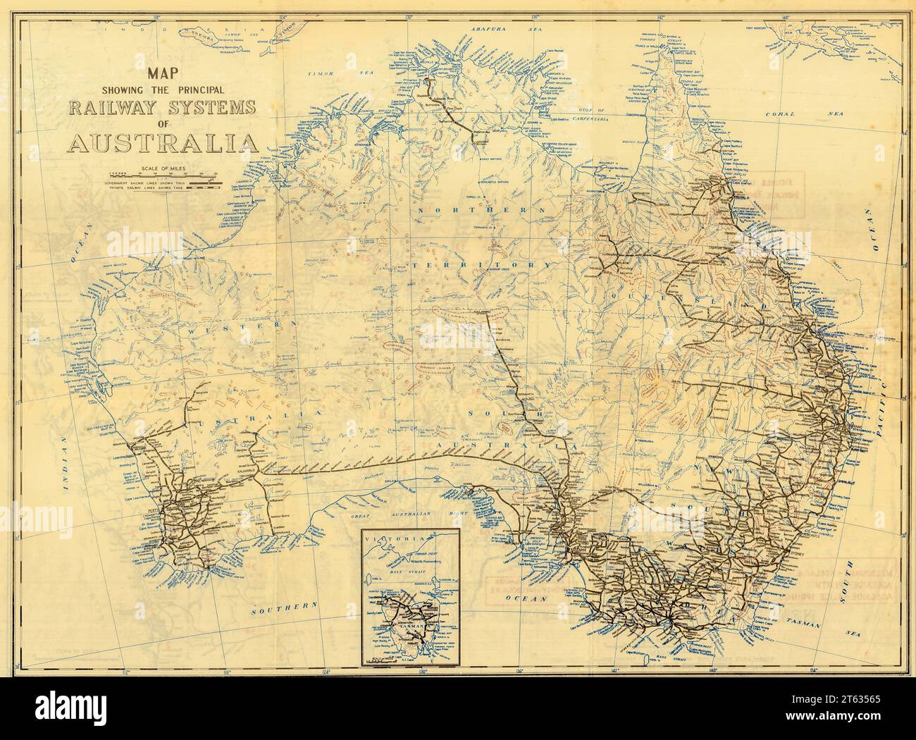 Une carte physique historique des années 1960 de l'Australie montrant toutes les lignes de chemin de fer. La carte dépliable au format A3 (environ) a été publiée dans le cadre de l'Atlas Collins Australian Clear School, Brodie, F (éditeur) Banque D'Images