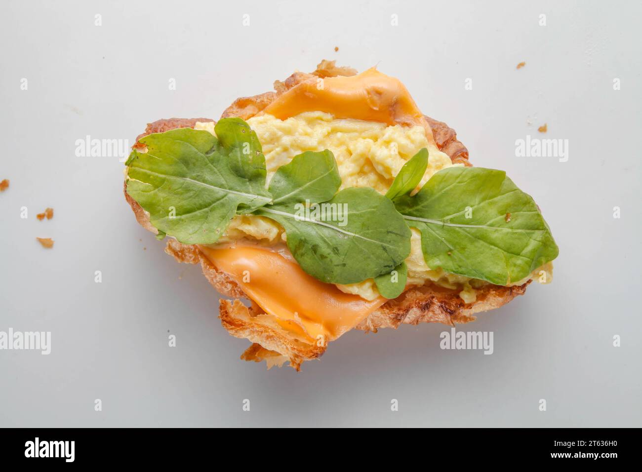 Petit déjeuner sandwich croissant aux œufs brouillés. Banque D'Images