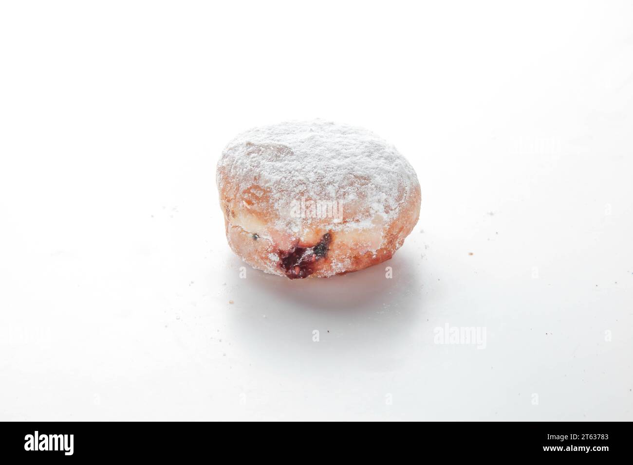 Beignet brioche à la confiture fourrée de fraises. Banque D'Images
