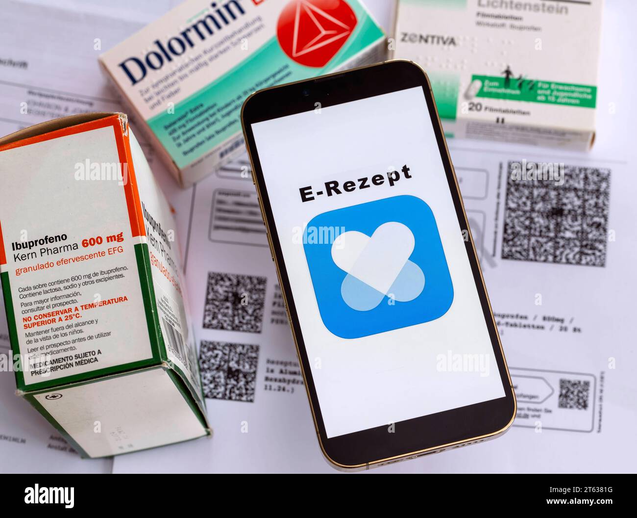 07.11.2023, Arzneimittel auf Arzt-Rezept können künftig per E-Rezept mittels gleichnamiger Handy-App in der Apotheke erworben werden, zum Beispiel Ibuprofen und Dolormin-Tabletten. 07.11.2023, Ibuprofen auf E-Rezept 07.11.2023, Ibuprofen auf E-Rezept *** 07 11 2023, les médicaments sur ordonnance médicale peuvent à l'avenir être achetés par ordonnance électronique en utilisant l'application mobile du même nom dans la pharmacie, par exemple ibuprofène et Dolormin comprimés 07 11 2023, ibuprofène sur ordonnance électronique 07 11 2023, ibuprofène sur e-prescription crédit : Imago/Alamy Live News Banque D'Images