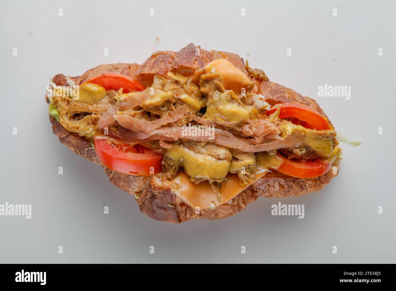 Sandwich épicé au poulet croissant asiatique Banque D'Images