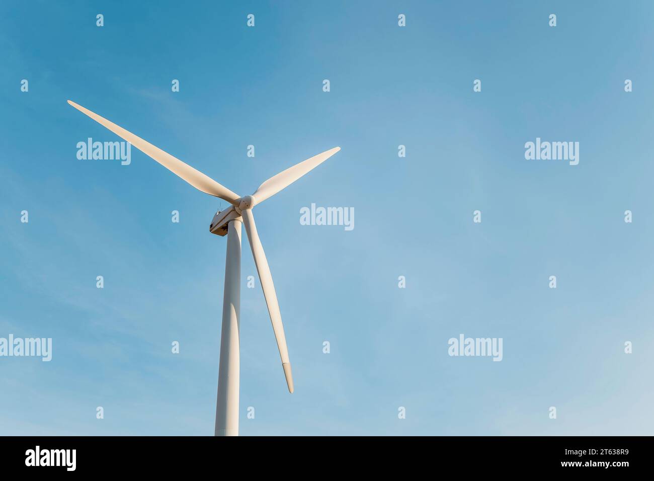 Gros plan d'un moulin à vent. Ciel bleu en arrière-plan. Énergies renouvelables. Protection de l'environnement Banque D'Images