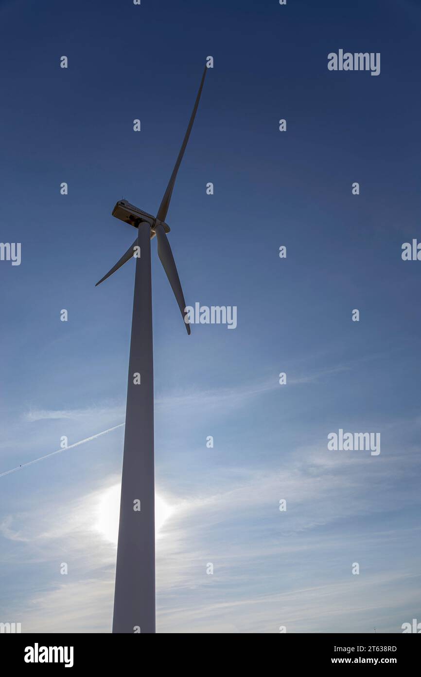 Gros plan d'un moulin à vent. Ciel bleu et soleil en arrière-plan. Photographie verticale. Énergies renouvelables. Protection de l'environnement Banque D'Images