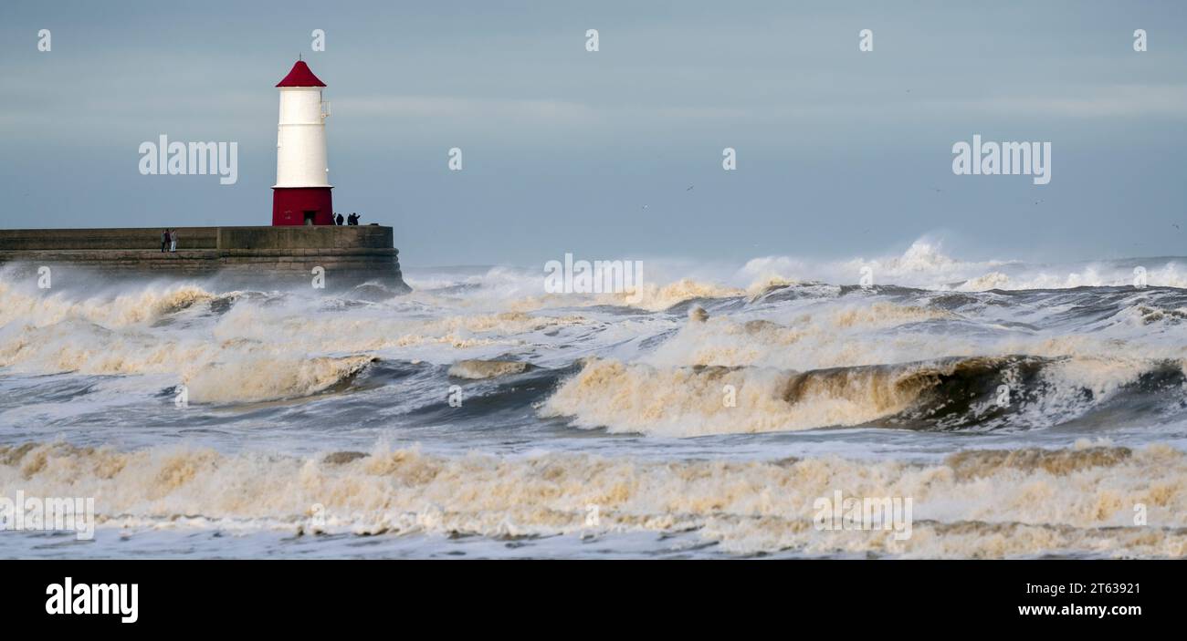Mer agitée due à la tempête Babet à Spittal Beach, Spittal, Berwick-upon-Tweed, Northumberland, Angleterre, ROYAUME-UNI. - Y compris le phare de Barwick-upon-Tweed. Banque D'Images