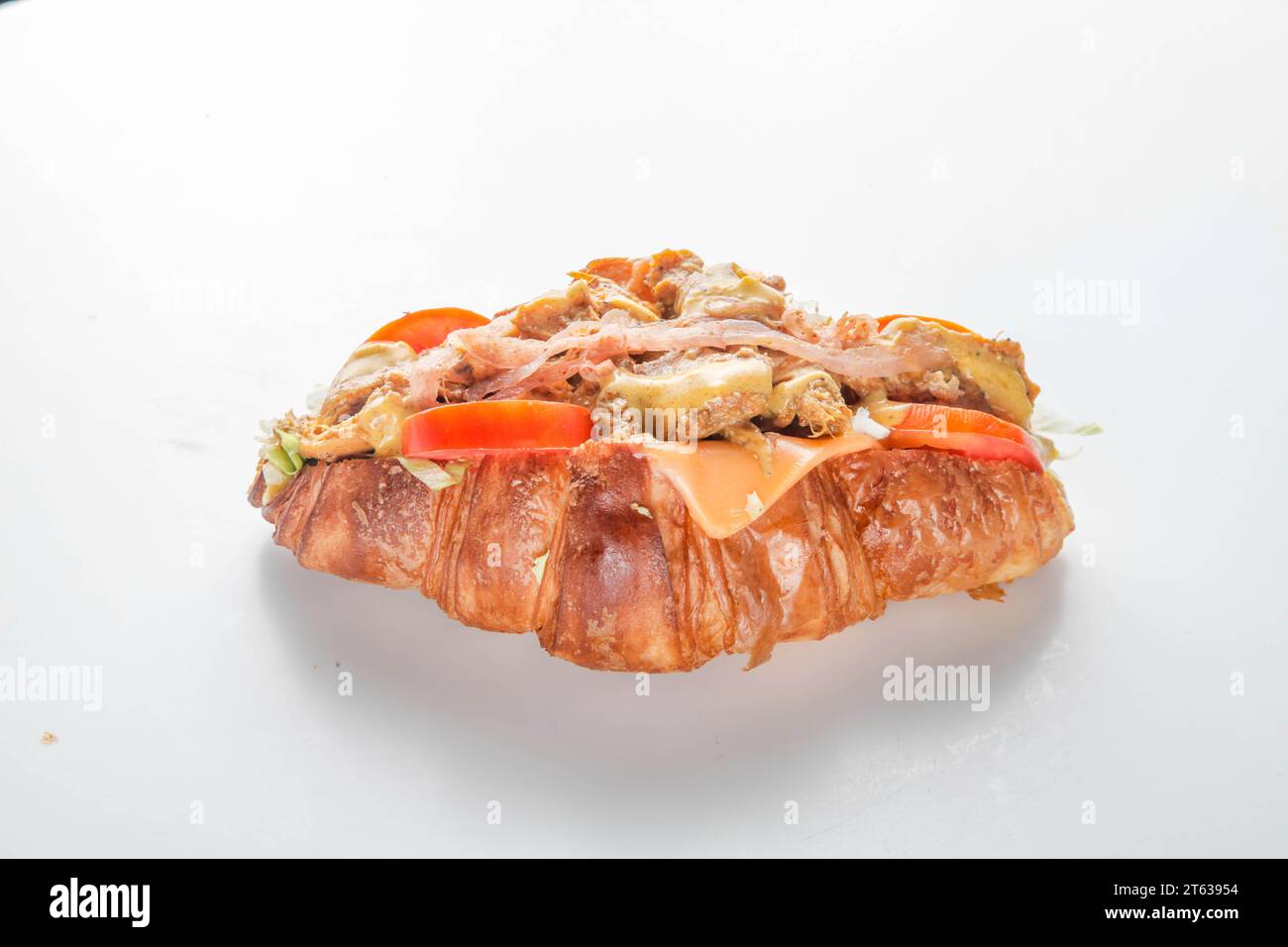 Sandwich épicé au poulet croissant asiatique Banque D'Images