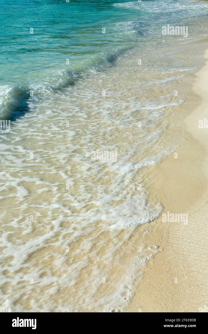 Gros plan d'eau transparente claire et de sable blanc sur un fond de plage tropicale Banque D'Images