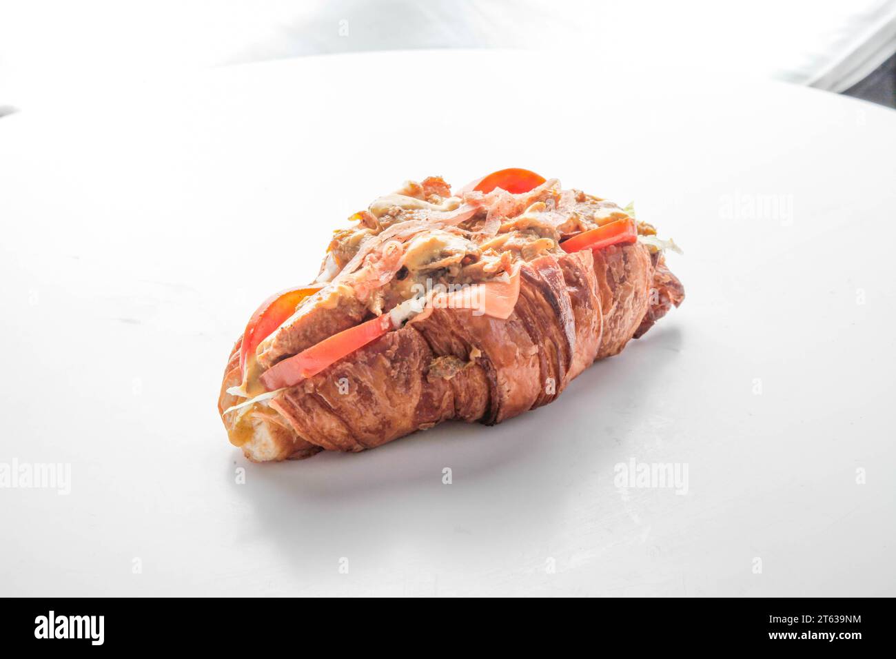 Sandwich épicé au poulet croissant asiatique Banque D'Images