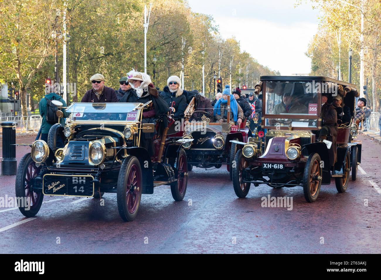 1904 de Dion bouton & cars participant à la course de voitures vétérans de Londres à Brighton, événement automobile vintage en passant par Westminster, Londres, Royaume-Uni Banque D'Images