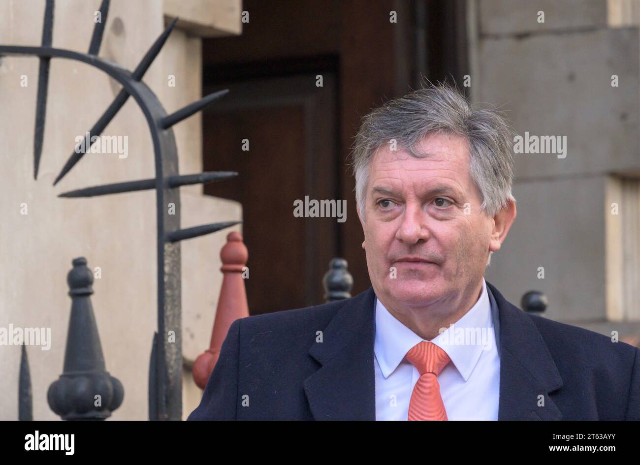 Simon McCoy (présentateur de nouvelles TV à GB News, anciennement BBC et Sky) quittant un service commémoratif à St Martin in the Fields, le 7 novembre 2023 Banque D'Images