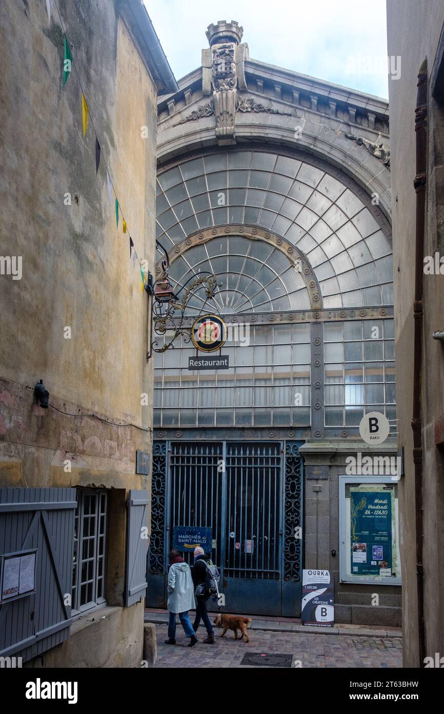 La façade du bâtiment du marché, la Halle de St Malo Banque D'Images