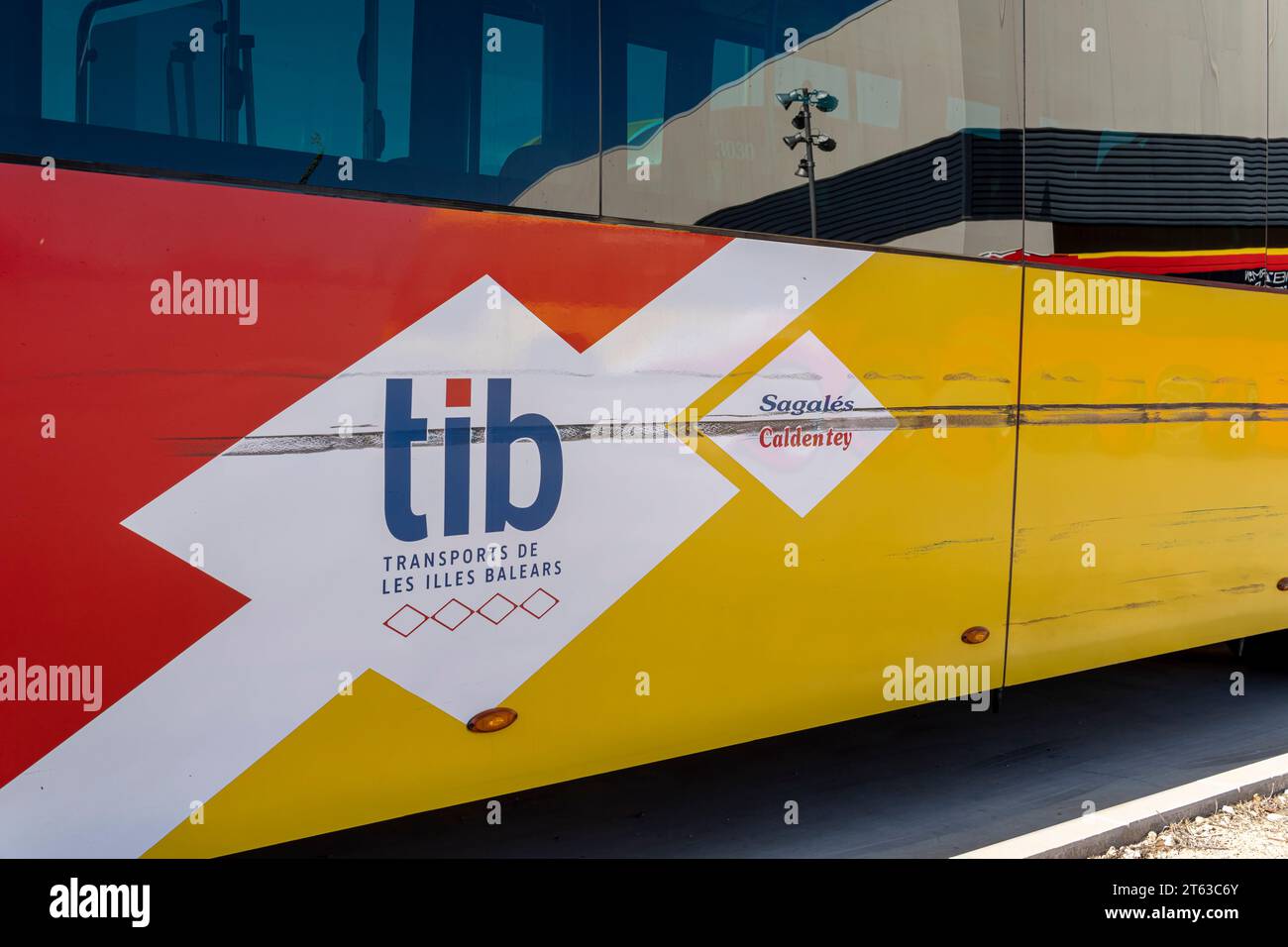 Felanitx, Espagne ; novembre 05 2023 : bus de la société publique TIB, garés dans un parc industriel à Felanitx, île de Majorque, Espagne Banque D'Images