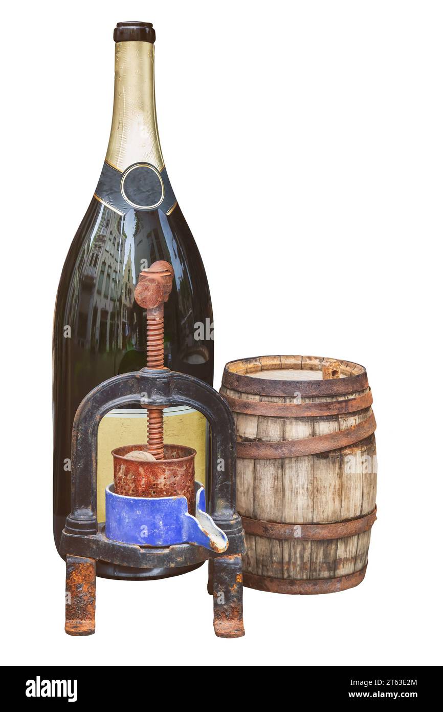 Bouteille de vin de Champagne avec vieux pressoir et tonneau en bois isolé sur un fond blanc Banque D'Images