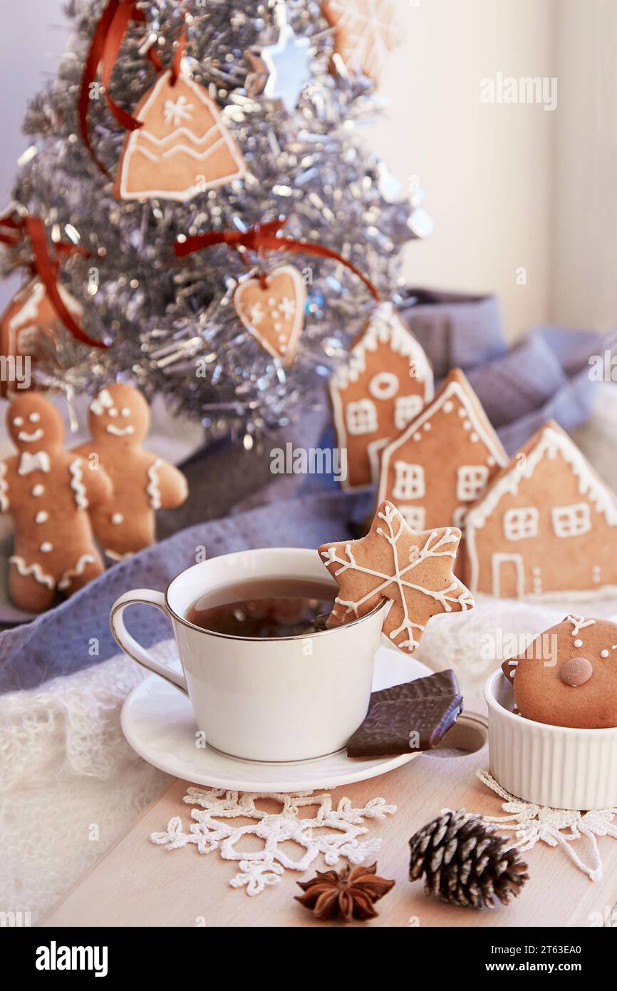 Esthétique table d'hiver établissant la nourriture de Noël. Mignons biscuits au gingembre et café chaud. Maison chaleureuse et confortable. Du temps pour vous. Banque D'Images