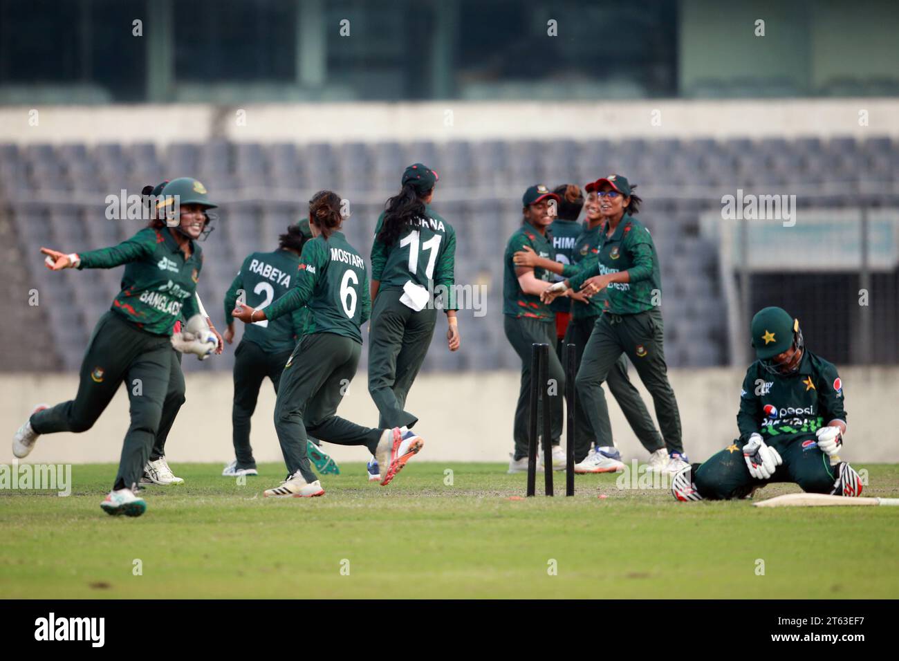 L'équipe féminine de cricket du Bangladesh a remporté le deuxième ODI de la série de trois matchs contre le Pakistan lors d'un super-over palpitant au Sher-e-Bang Banque D'Images