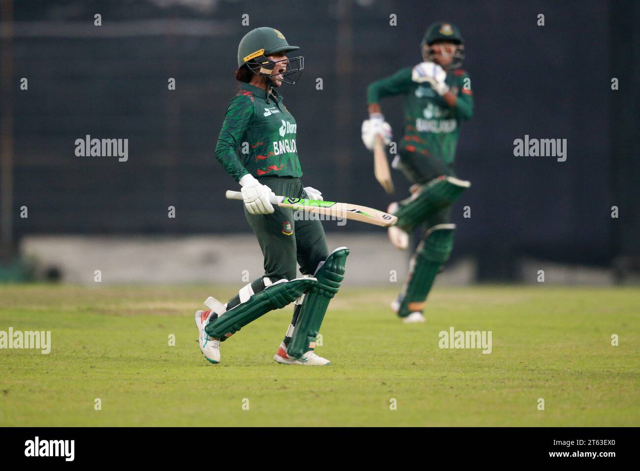 Nigar Sultana Joty célèbre alors que l'équipe féminine de cricket du Bangladesh a remporté le deuxième ODI de la série de trois matchs contre le Pakistan dans un su passionnant Banque D'Images