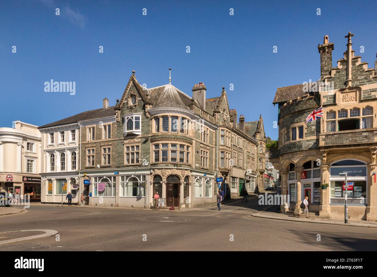 2 juin 2023 : Tavistock, Devon, Royaume-Uni - beaux bâtiments anciens à Bedford Square, un jour d'été avec un ciel bleu profond. Un reflet durable du grand W Banque D'Images