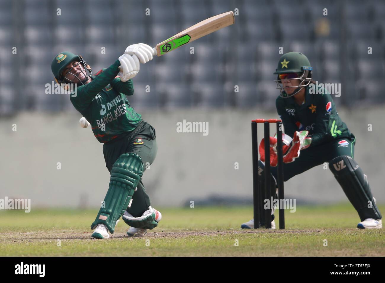 Le batteur de l'équipe féminine de cricket du Bangladesh Nigar Sultana Joty bat contre le Pakistan dans le deuxième ODI au Sher-e-Bangla National Cricket Stadium i. Banque D'Images