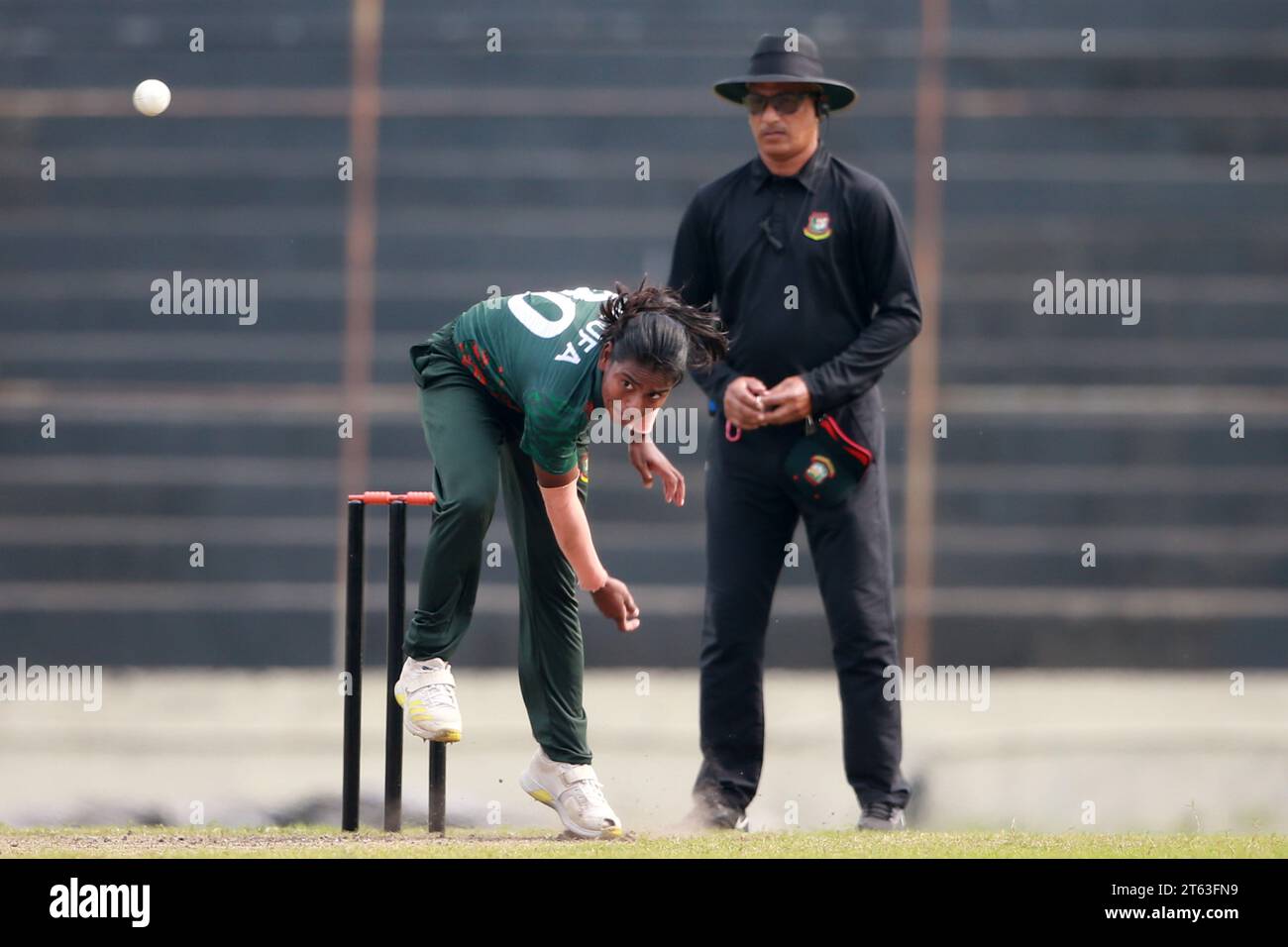 Marufa Akter Bowl agaonst Pakistan dans le deuxième match ODI au Sher-e-Bangla National Cricket Stadium i de l'équipe féminine de cricket du Bangladesh Banque D'Images