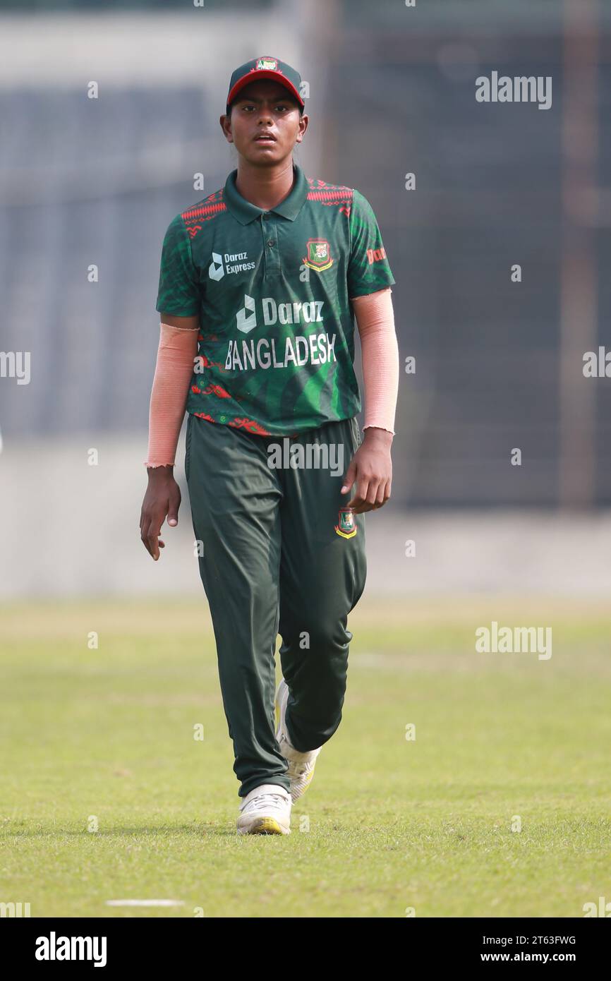 Marufa Akter Bowl agaonst Pakistan dans le deuxième match ODI au Sher-e-Bangla National Cricket Stadium i de l'équipe féminine de cricket du Bangladesh Banque D'Images