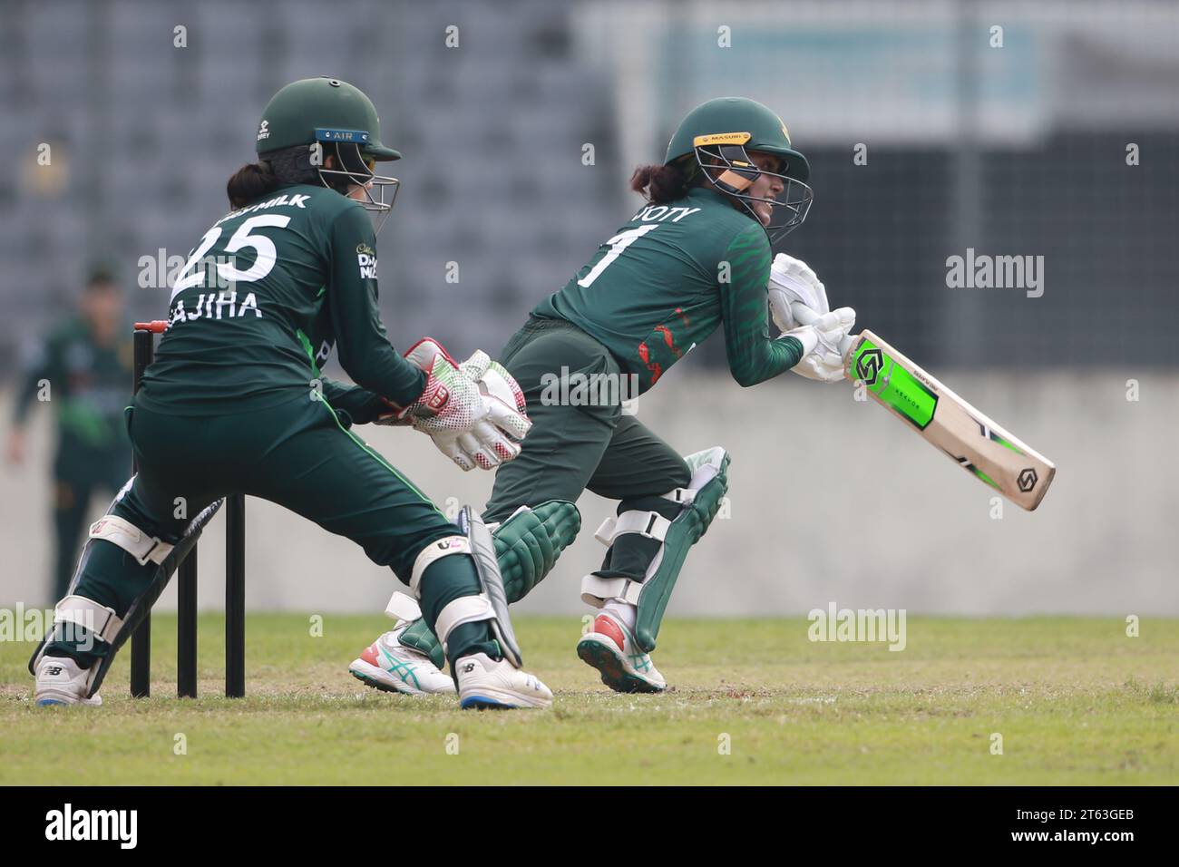 Le batteur de l'équipe féminine de cricket du Bangladesh Nigar Sultana Joty bat contre le Pakistan dans le deuxième ODI au Sher-e-Bangla National Cricket Stadium i. Banque D'Images