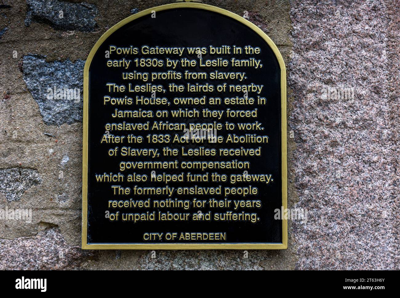 Plaque installée en 2022 sur le Powis Gateway, Université d'Aberdeen, Old Aberdeen, Écosse, Royaume-Uni. Reconnaître l'héritage de l'esclavage à l'Université. Banque D'Images