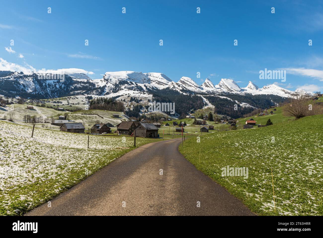 Vue sur les montagnes enneigées Churfirsten dans les Alpes suisses, Toggenburg, Wildhaus-Alt St Johann, Canton St. Gallen, Suisse Banque D'Images