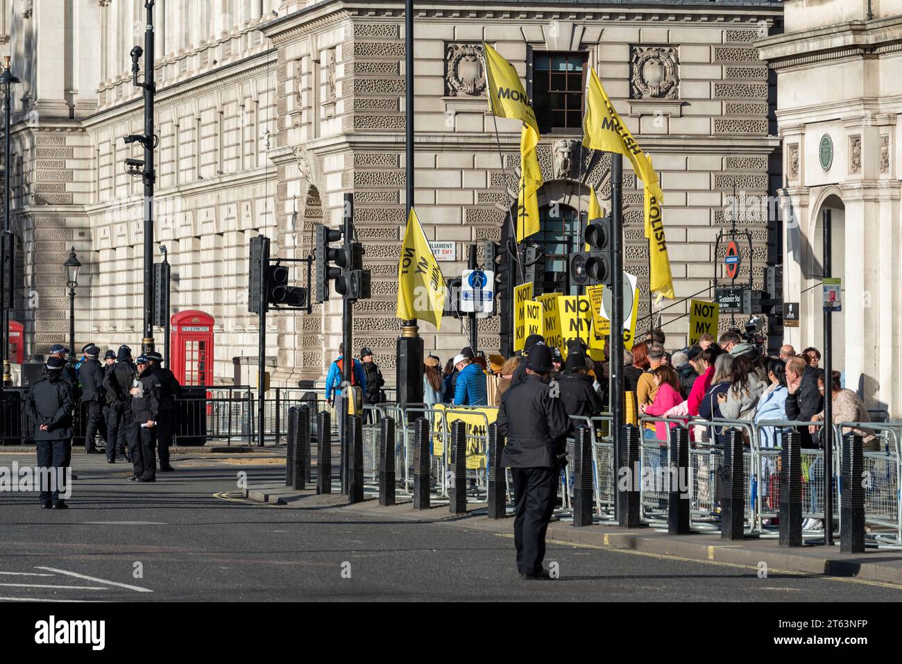Groupe de manifestants "pas mon roi" à l'extérieur du Parlement avec des banderoles jaune vif alors que le roi Charles arrive pour son discours. 7 novembre 2023. Banque D'Images