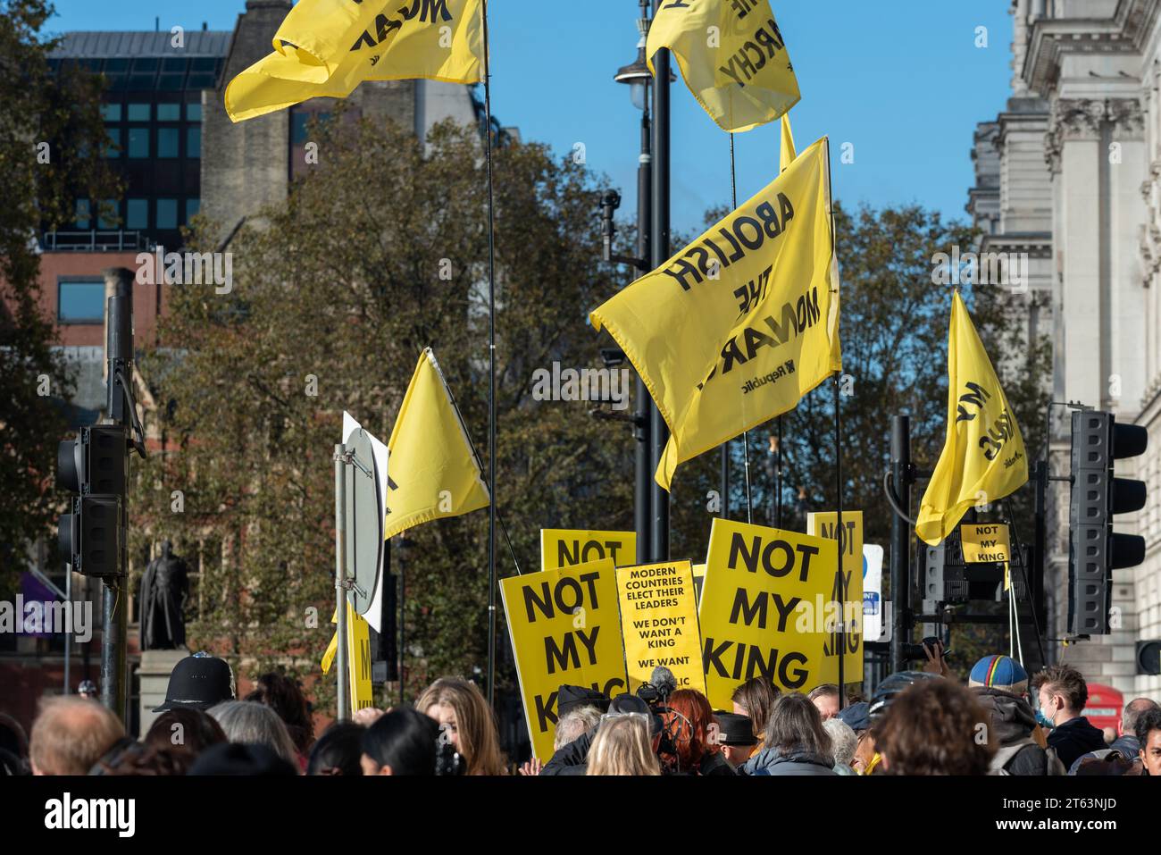 Groupe de manifestants "pas mon roi" à l'extérieur du Parlement avec des banderoles jaune vif alors que le roi Charles arrive pour son discours. 7 novembre 2023 Banque D'Images