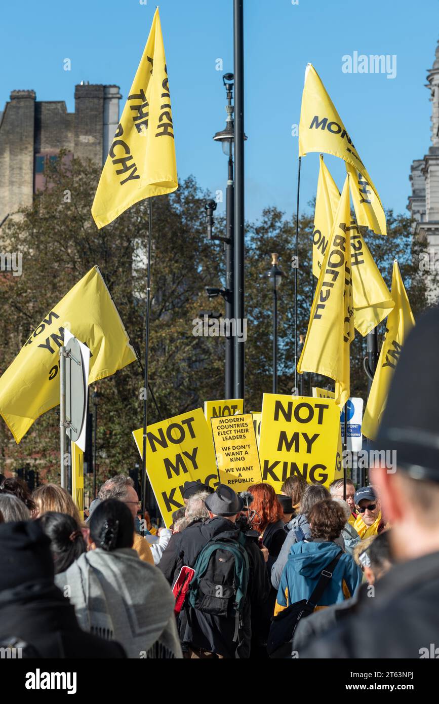 Groupe de manifestants "pas mon roi" à l'extérieur du Parlement avec des banderoles jaune vif alors que le roi Charles arrive pour son discours. 7 novembre 2023 Banque D'Images