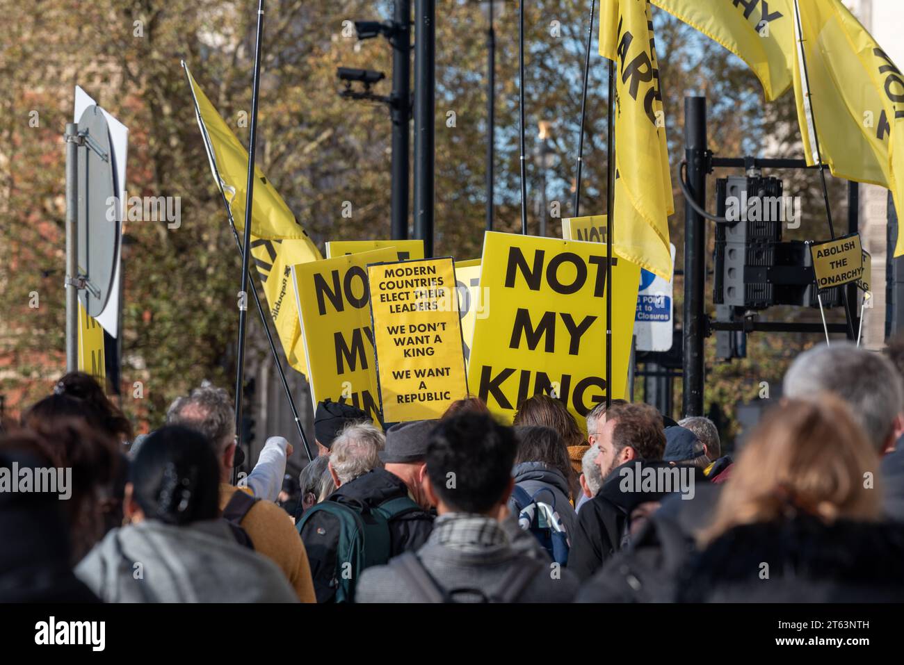 Groupe de manifestants "pas mon roi" à l'extérieur du Parlement avec des banderoles jaune vif alors que le roi Charles arrive pour son discours. 7 novembre 2023 Banque D'Images