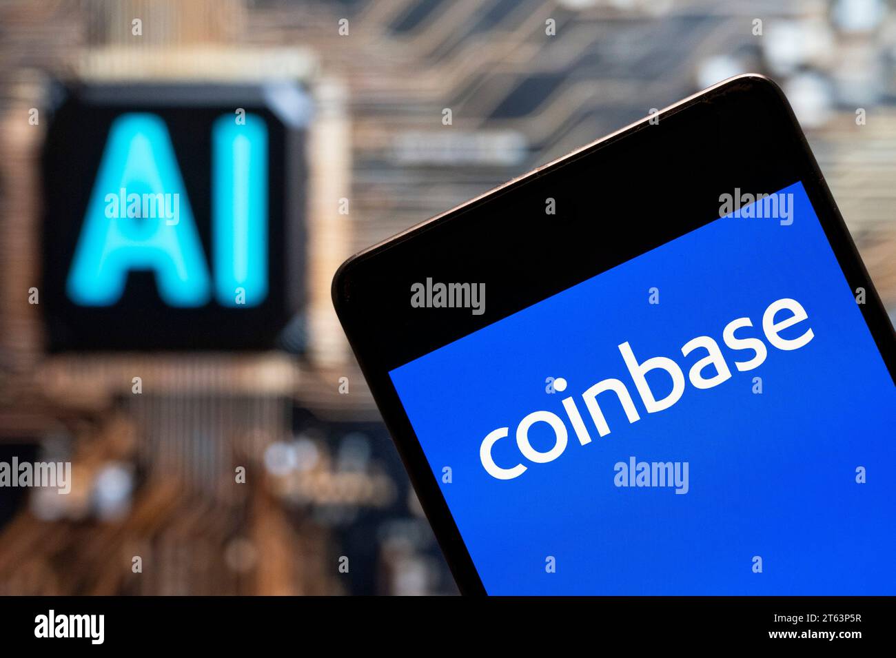 Dans cette illustration photo, la plate-forme en ligne pour acheter, vendre, transférer et vendre la crypto-monnaie Coinbase (NASDAQ : COIN) logo vu affiché sur un smartphone avec une puce d'intelligence artificielle (IA) et un symbole en arrière-plan. Banque D'Images