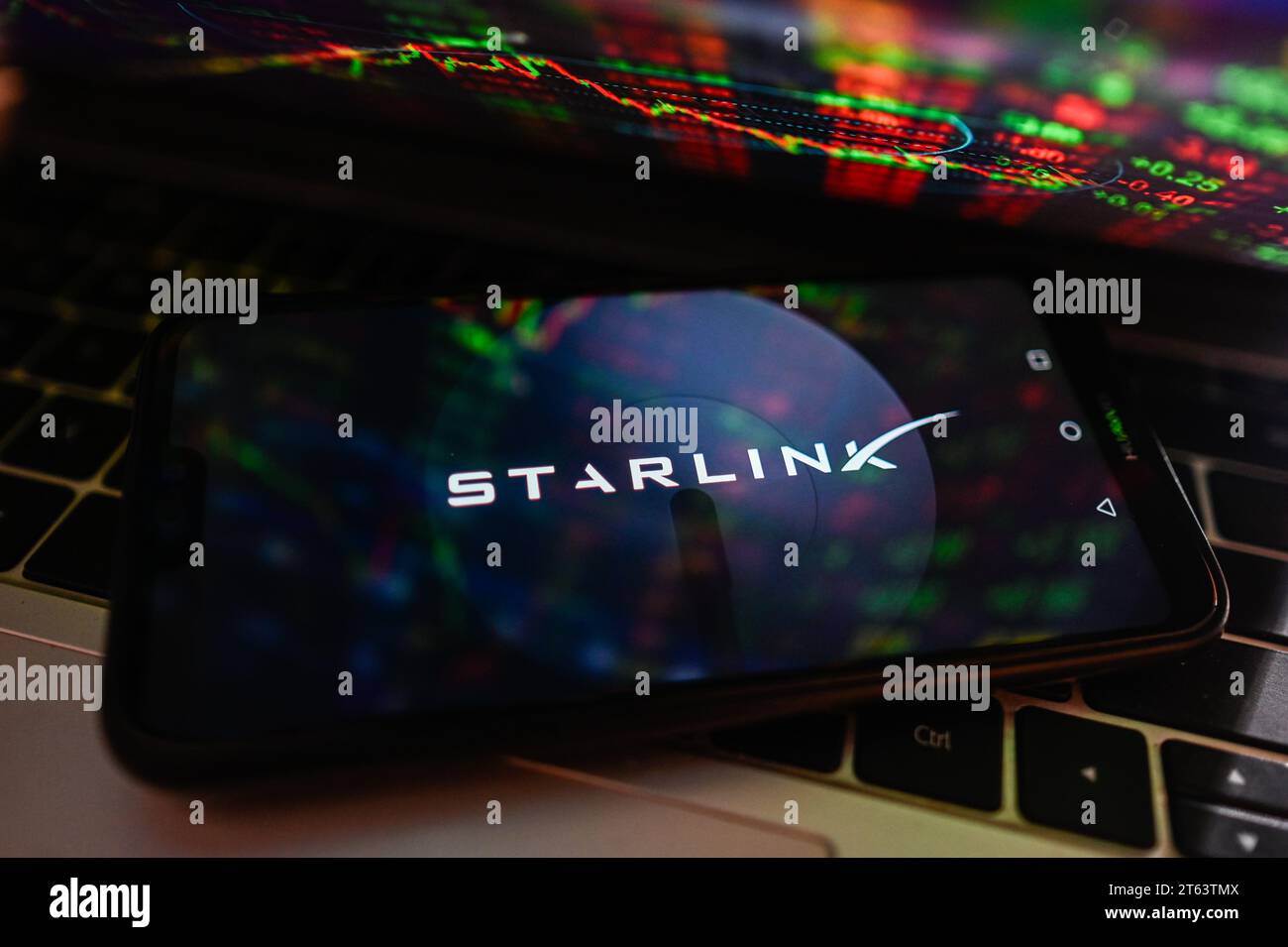 Pologne. 08 novembre 2023. Sur cette photo, un logo Starlink est affiché sur un smartphone. Crédit : SOPA Images Limited/Alamy Live News Banque D'Images