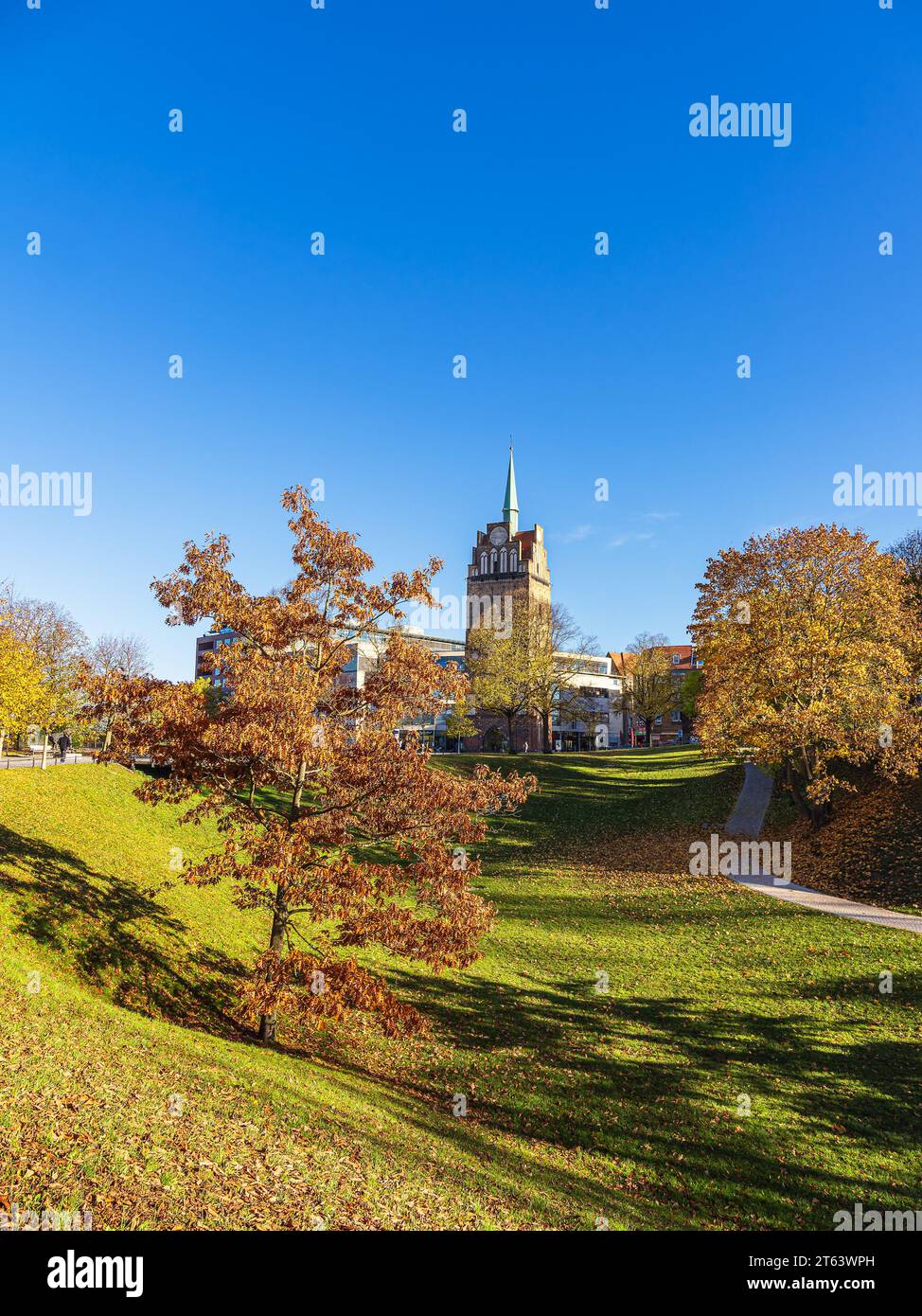 Vue de la Kröpeliner Tor dans la ville hanséatique de Rostock à l'automne. Banque D'Images