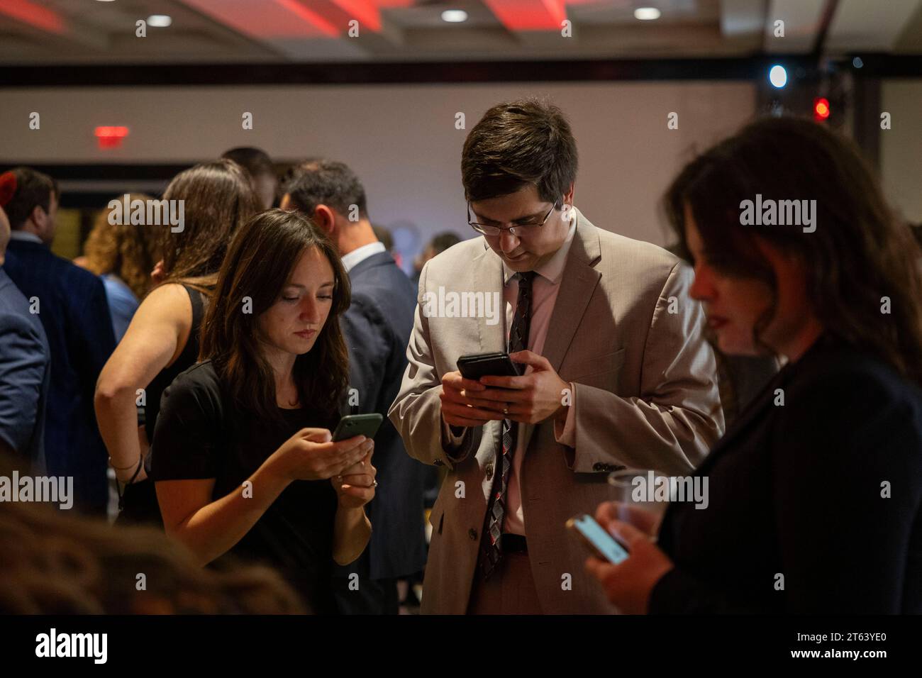 Louisville, États-Unis. 07 novembre 2023. Les participants suivent les résultats des élections sur leurs téléphones lors d'une fête de surveillance des républicains du Kentucky au Louisville Marriott Downtown à Louisville, Kentucky, le mardi 7 novembre 2023. (Photo de Christian Monterrosa/Sipa USA) crédit : SIPA US/Alamy Live News Banque D'Images