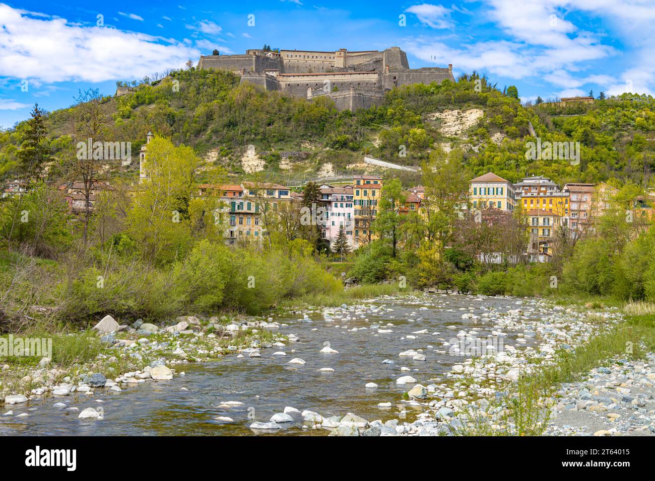 Vue sur le village de Gavi Ligure avec le fort, province d'Alessandria, Italie Banque D'Images