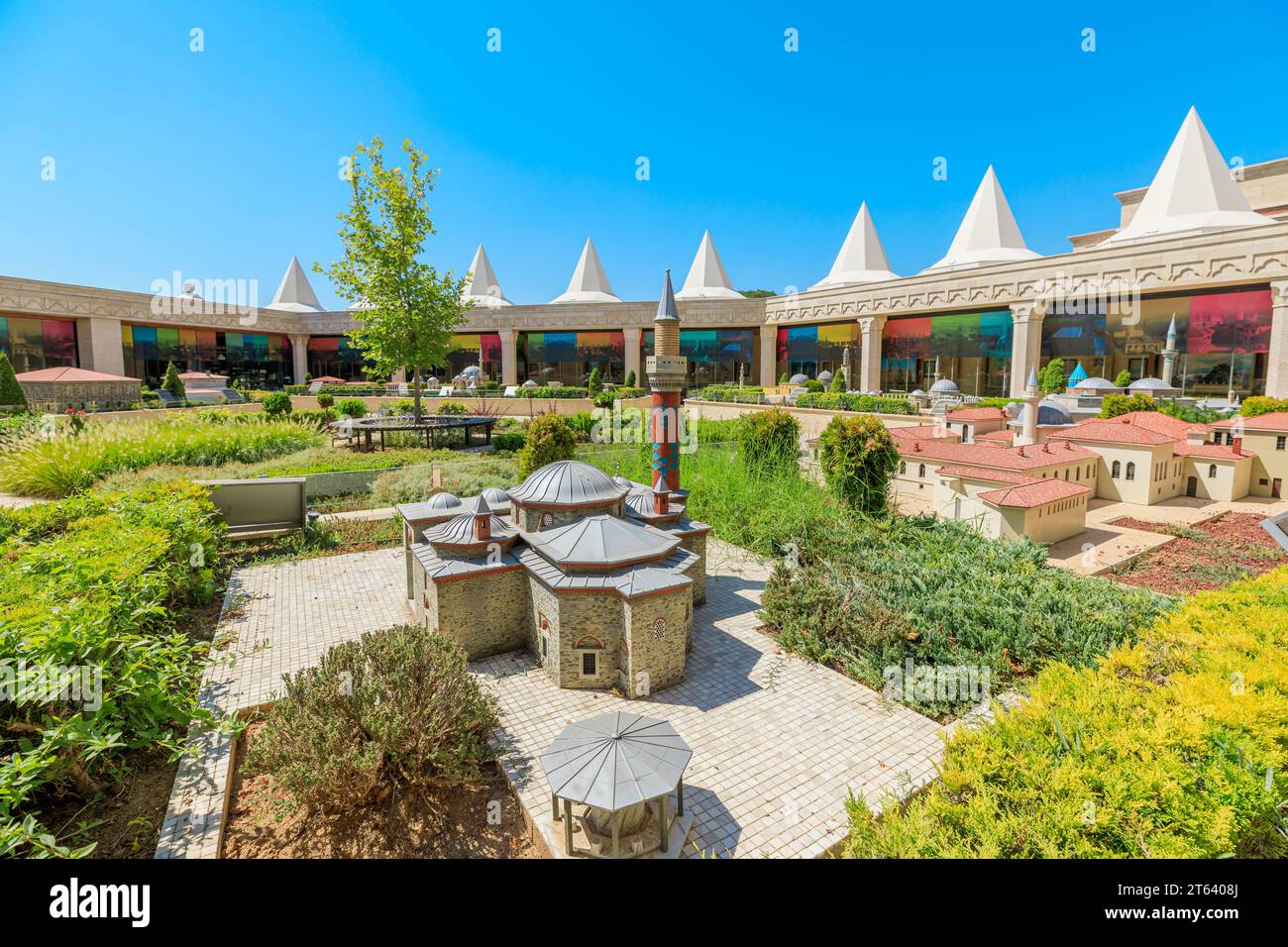 Konya, Turquie - août 5,2023 : le Konya Panorama Museum abrite des maquettes miniatures de célèbres mosquées turques, vues d'un œil nu. Banque D'Images