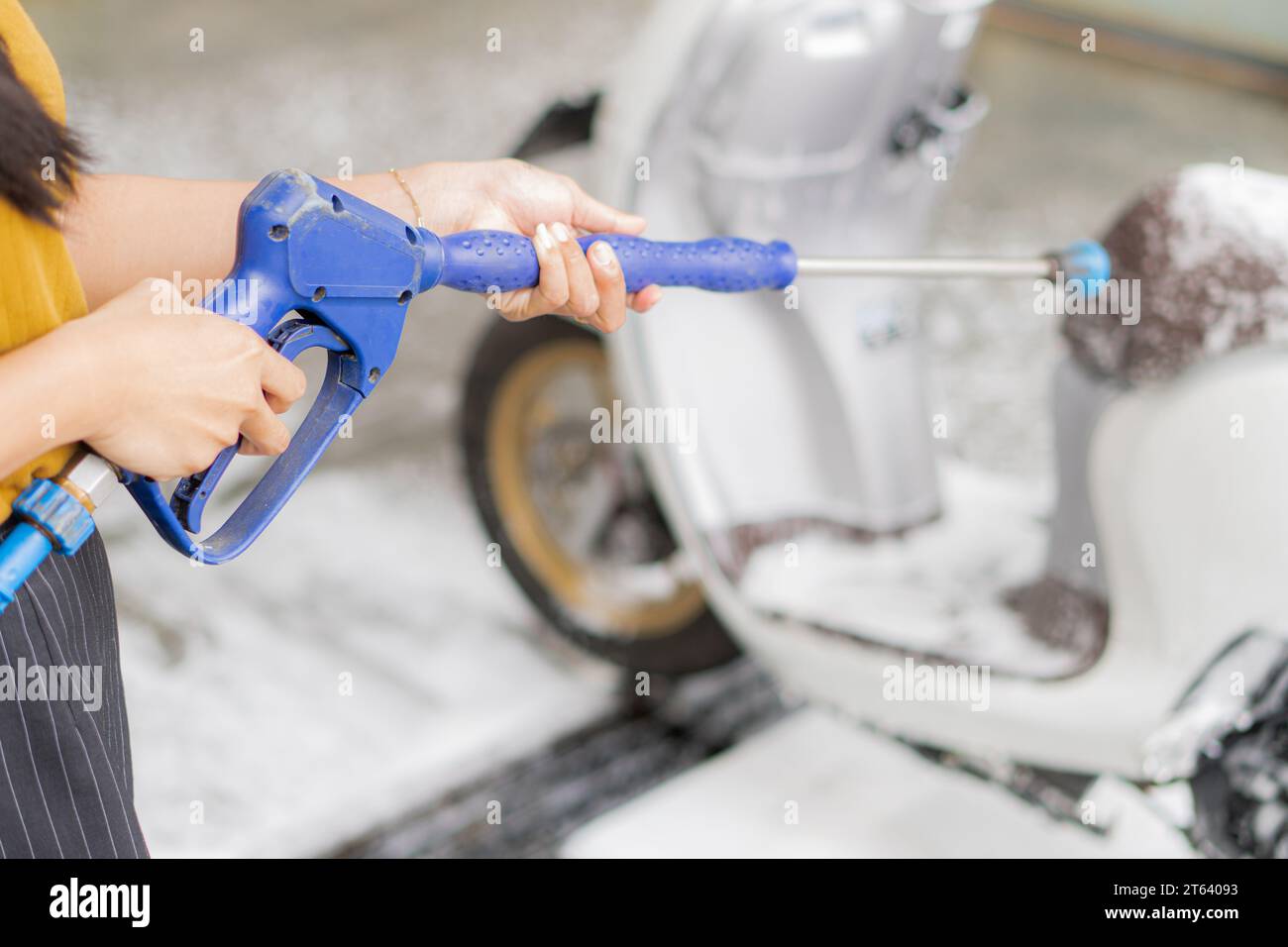 nettoyage de la moto au lavage de voiture par l'eau et la mousse Banque D'Images
