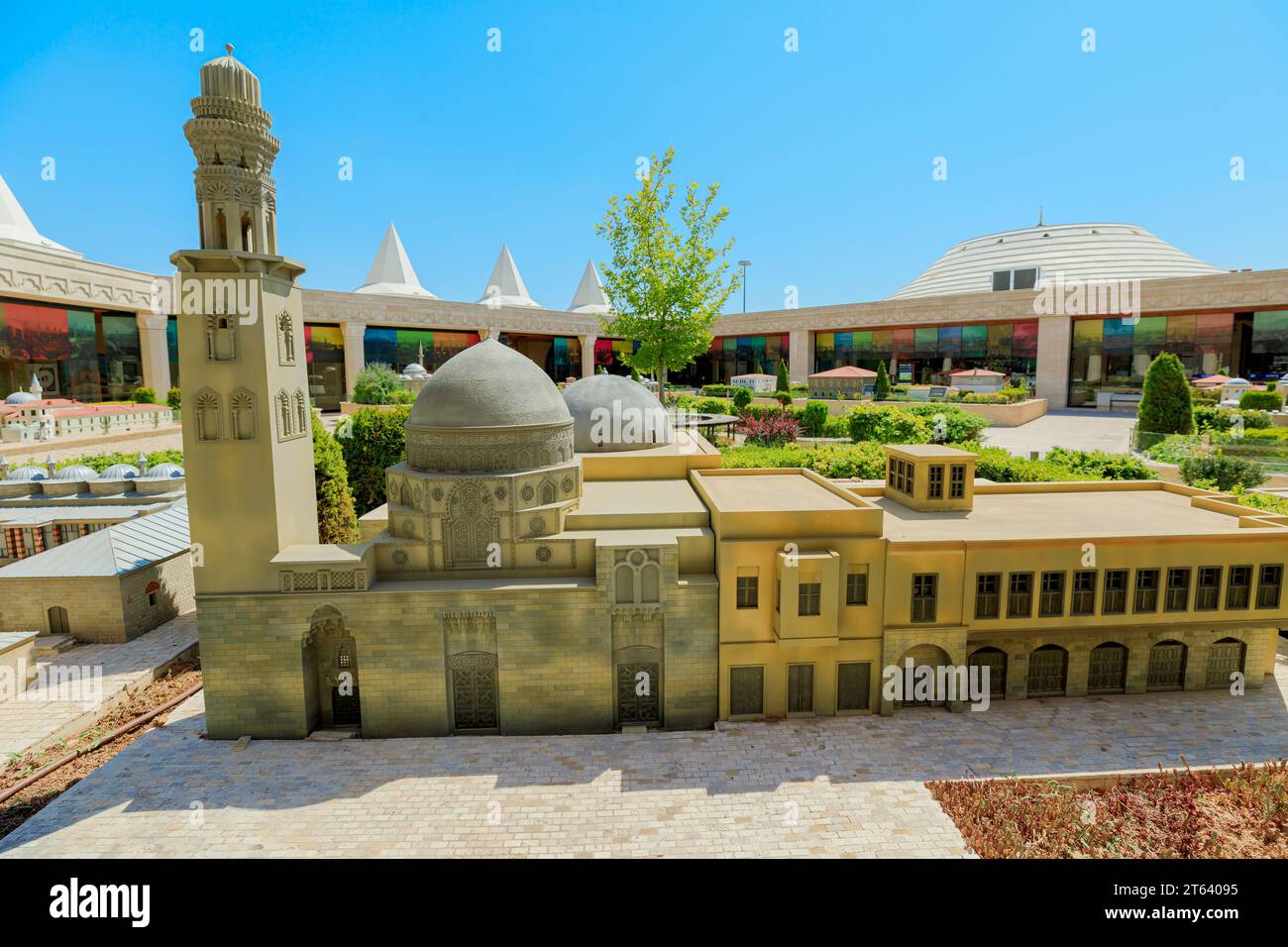 Konya, Turquie - août 5,2023 : le Konya Panorama Museum présente des maquettes de mosquées turques renommées, vues d'un point de vue aérien. Banque D'Images
