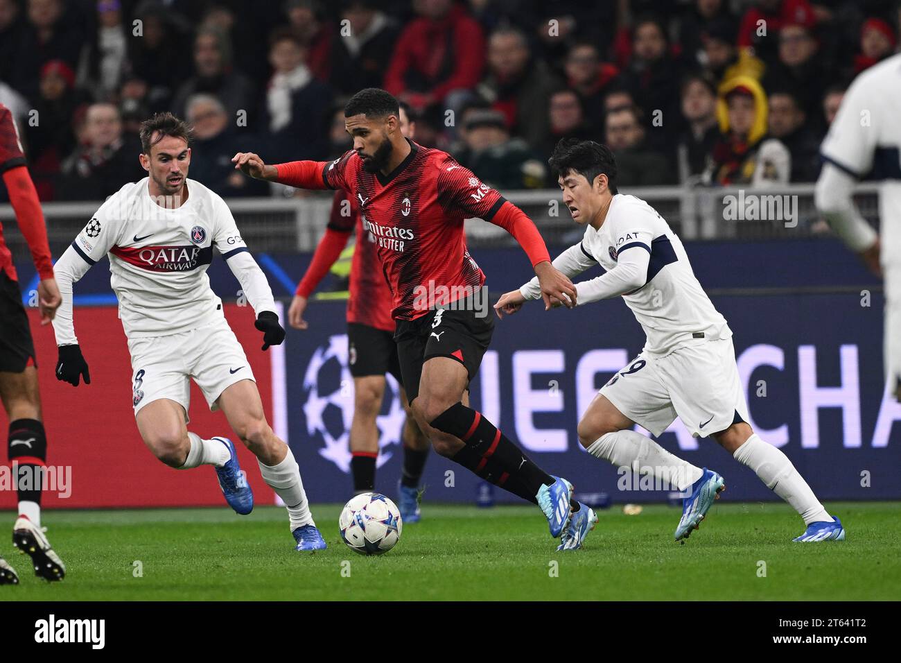 Ruben Loftus-Cheek (Milan) Lee Kang-in (PSG) Fabian Ruiz (PSG) lors du match de l'UEFA 'Champions League 2023 2024' entre le PSG Milan 2-1 au stade Giuseppe Meazza le 7 novembre 2023 à Milan, Italie. Crédit : Maurizio Borsari/AFLO/Alamy Live News Banque D'Images