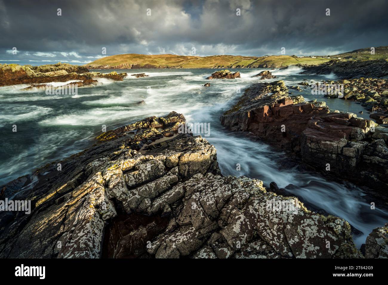 Une mer agitée se brise contre les rochers de la plage de Stoer sur la côte ouest de l'Écosse. Banque D'Images