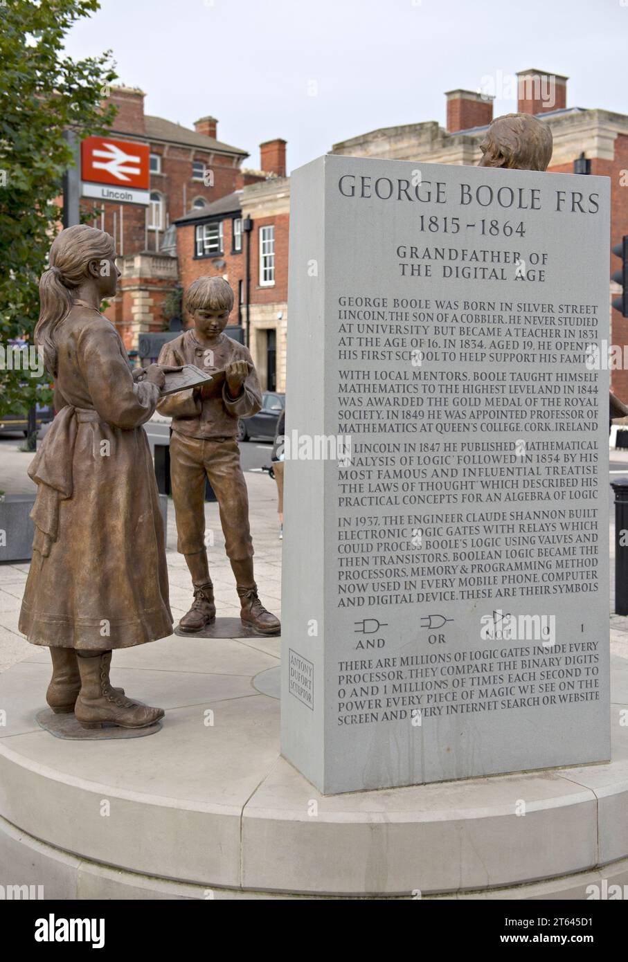 Une statue en bronze de George Boole, mathématicien avec des étudiants, située dans le parvis de la gare de Lincoln, statue conçue par Antony Dufort Banque D'Images