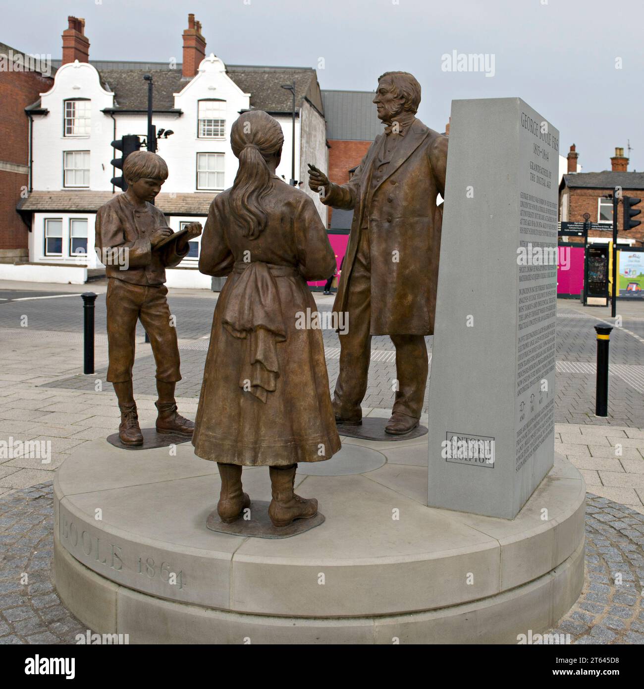 Une statue en bronze de George Boole, mathématicien avec des étudiants, située dans le parvis de la gare de Lincoln, statue conçue par Antony Dufort Banque D'Images