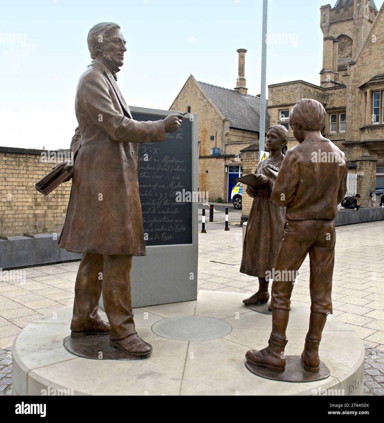 Une statue en bronze de George Boole, mathématicien avec des étudiants, située dans le parvis de la gare de Lincoln, statue conçue par Antony Dufort Banque D'Images