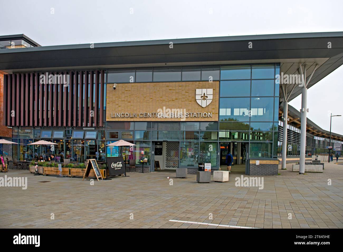 La gare routière de Lincoln, qui fait partie du Lincoln transport Hub et qui relie la gare de Lincoln à travers une place piétonne. Banque D'Images