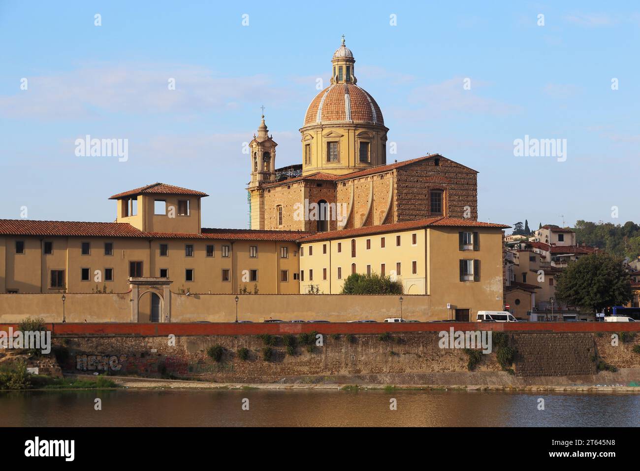FLORENCE, ITALIE - SEP{TEMBER 18, 2018 : c'est le talus de la rivière Arno près de l'église baroque catholique San Frediano in Cestello (17e siècle Banque D'Images