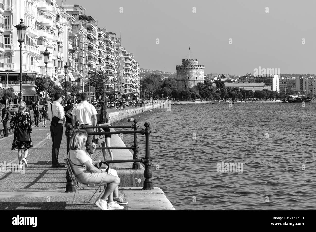 Thessalonique, Grèce - 22 septembre 2023 : vue sur la célèbre Paralia, la promenade populaire de la plage et la célèbre Tour Blanche Banque D'Images